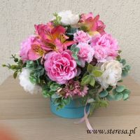 flowerbox ze sztucznymi kwiatami